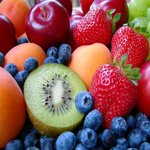 kiwi, fragole, lamponi e altra frutta di stagione primaverili